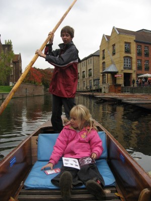 Janwillem puntert over de rivier de Cam
